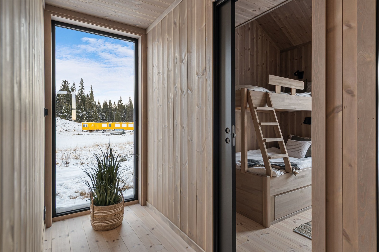 Gangen gir tilgang til soverommene og har et stort vindu i enden. Galleribilde