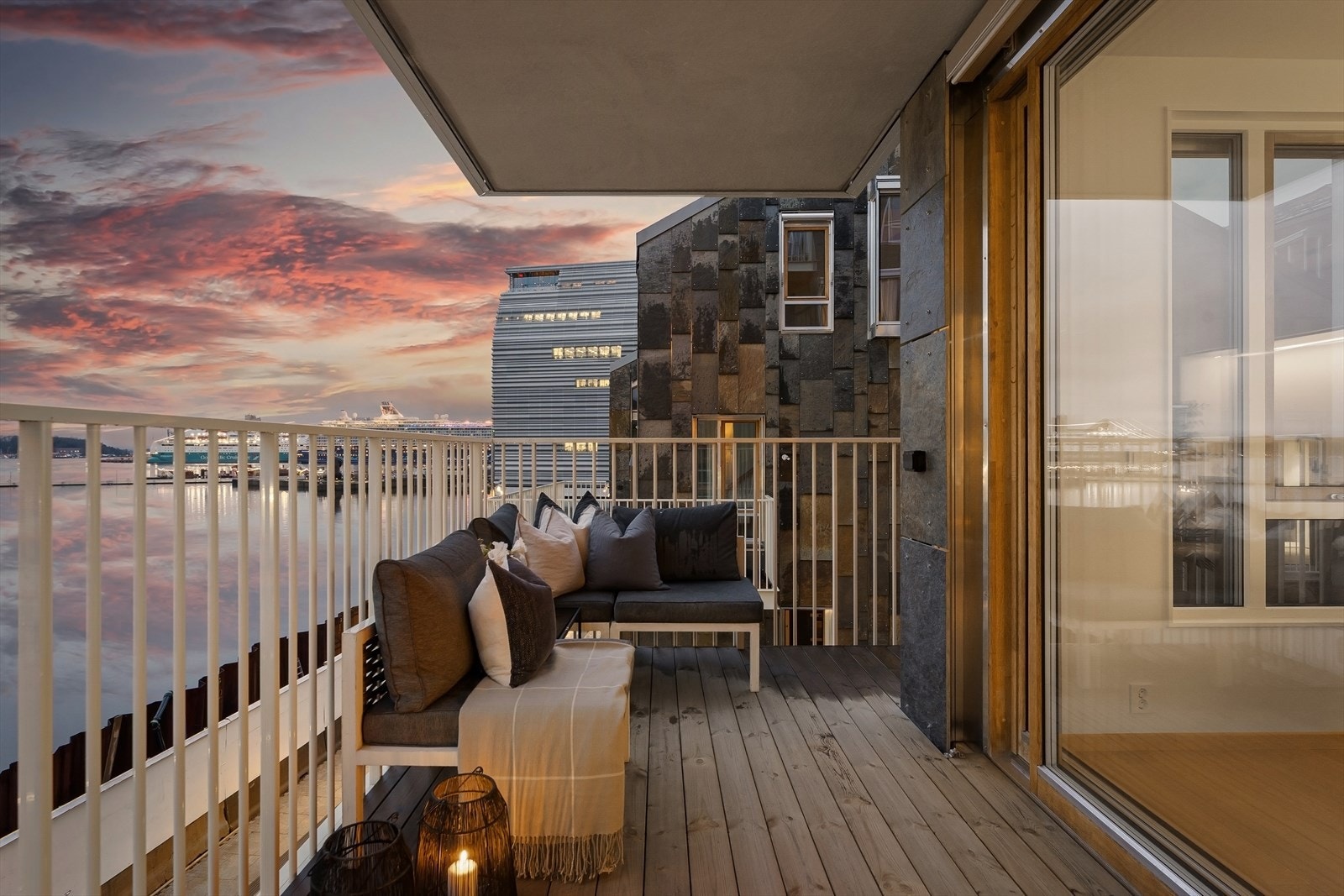 Balkong ligger vendt mot syd og vest og har som følge av dette svært gode solforhold. Galleribilde