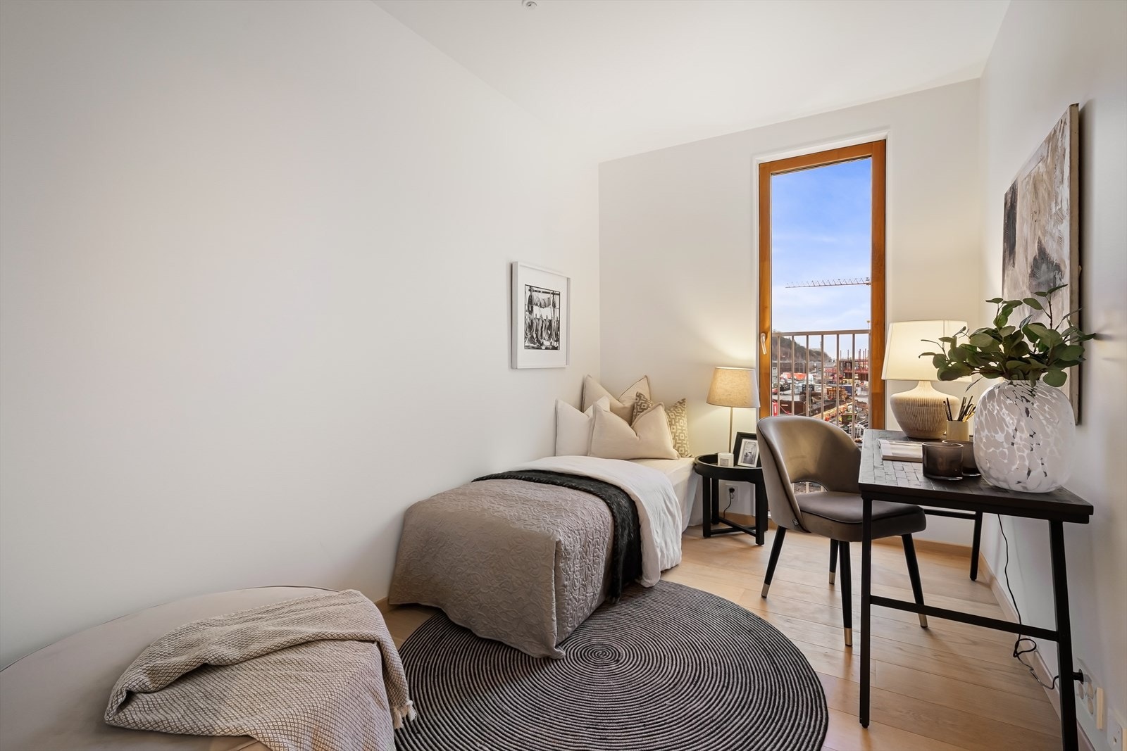 Soverom med plass til seng, kontorpult og garderobeskap. Galleribilde