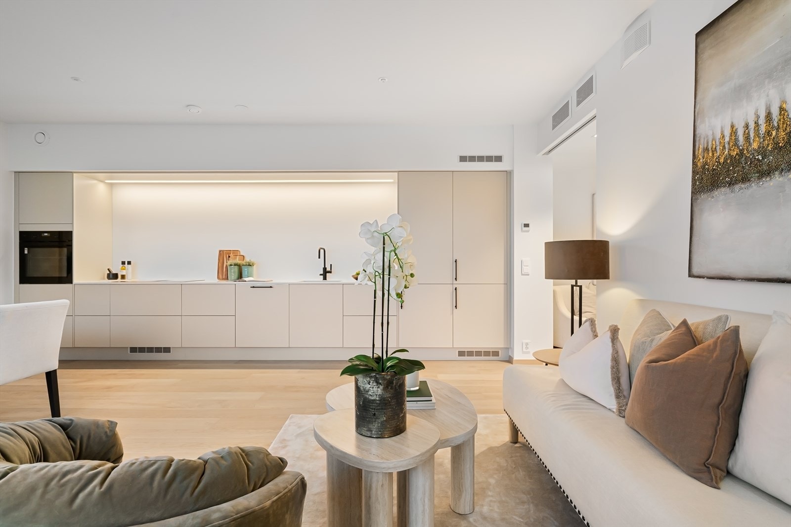 Lekkert kjøkken fra Sigdal med kompositt benkeplate og integrerte hvitevarer. Galleribilde