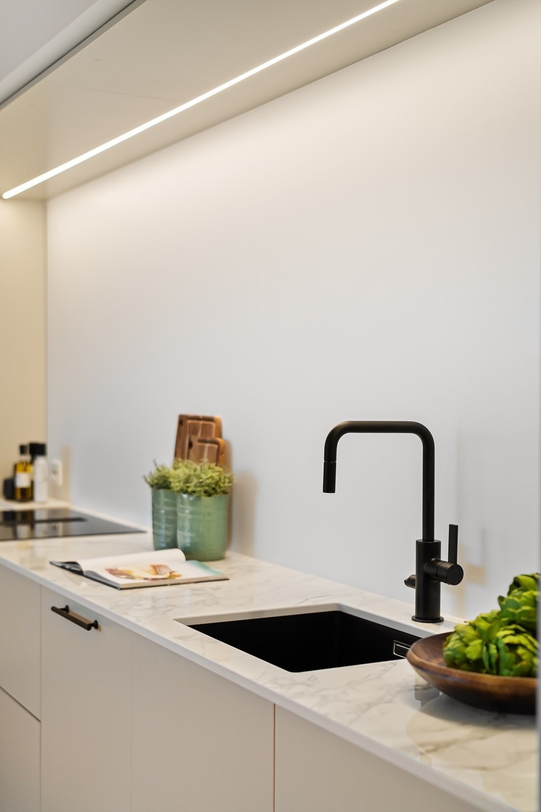 Underlimt vask med kjøkkenarmatur fra Tapwell. Galleribilde