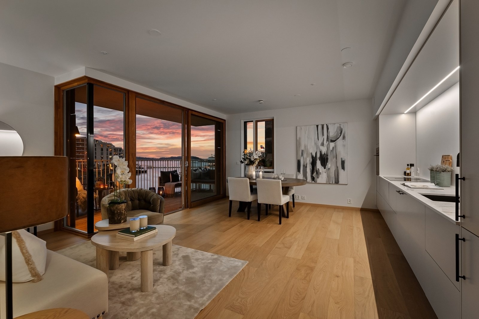 En helt ny og eksklusiv 3-roms hjørneleilighet med svært ettertraktet beliggenhet, urbant og tilbaketrukket, midt i smørøyet, i et område hvor listen for standard og eksklusivitet er lagt høyt. Galleribilde