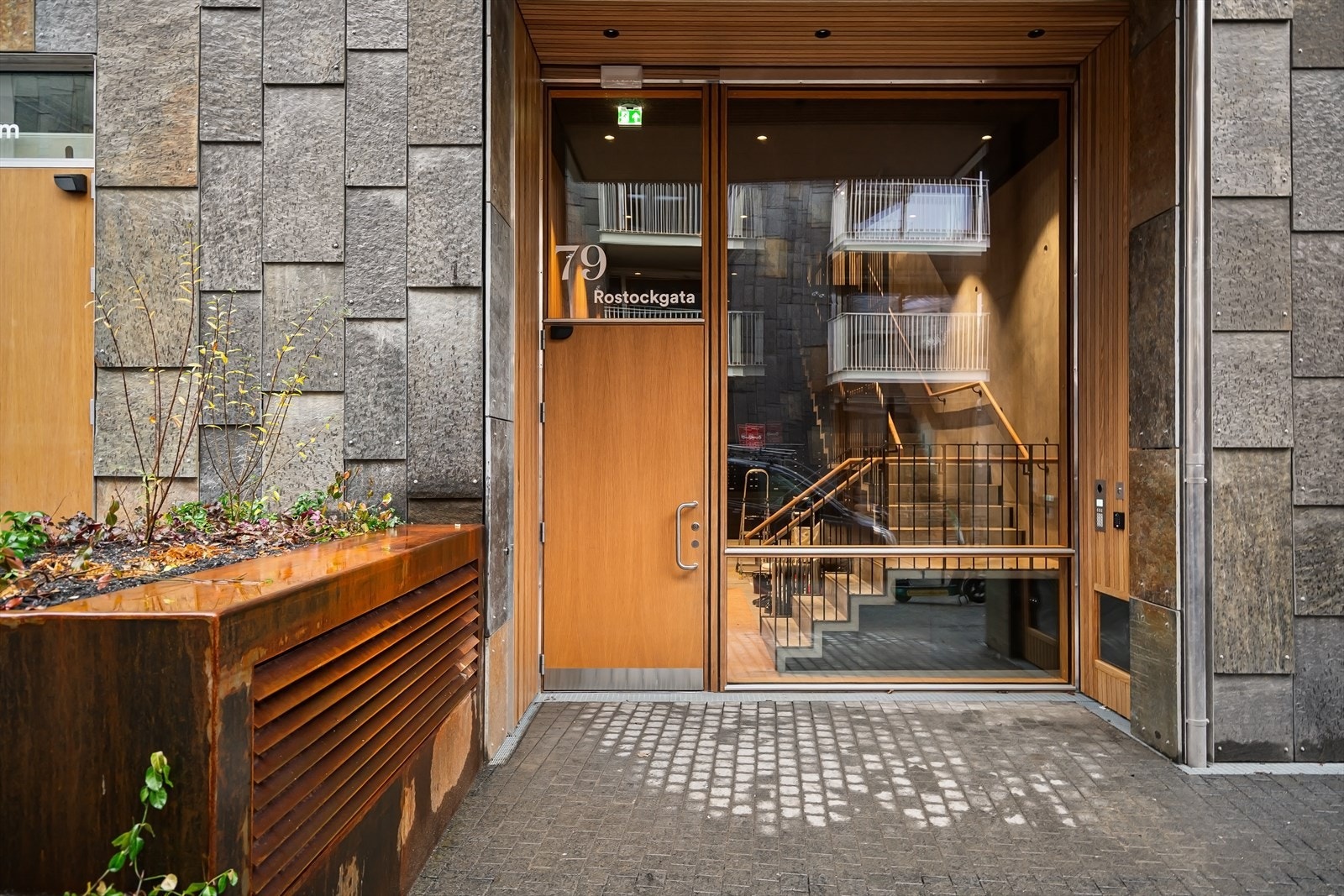 Vannkunsten syd er, som Vannskunsten 1, et svært vellykket prosjekt med fokus på materialer som Otta skifer, rå betong og treverk, vinduer fra gulv til tak og flotte fellesarealer. Galleribilde