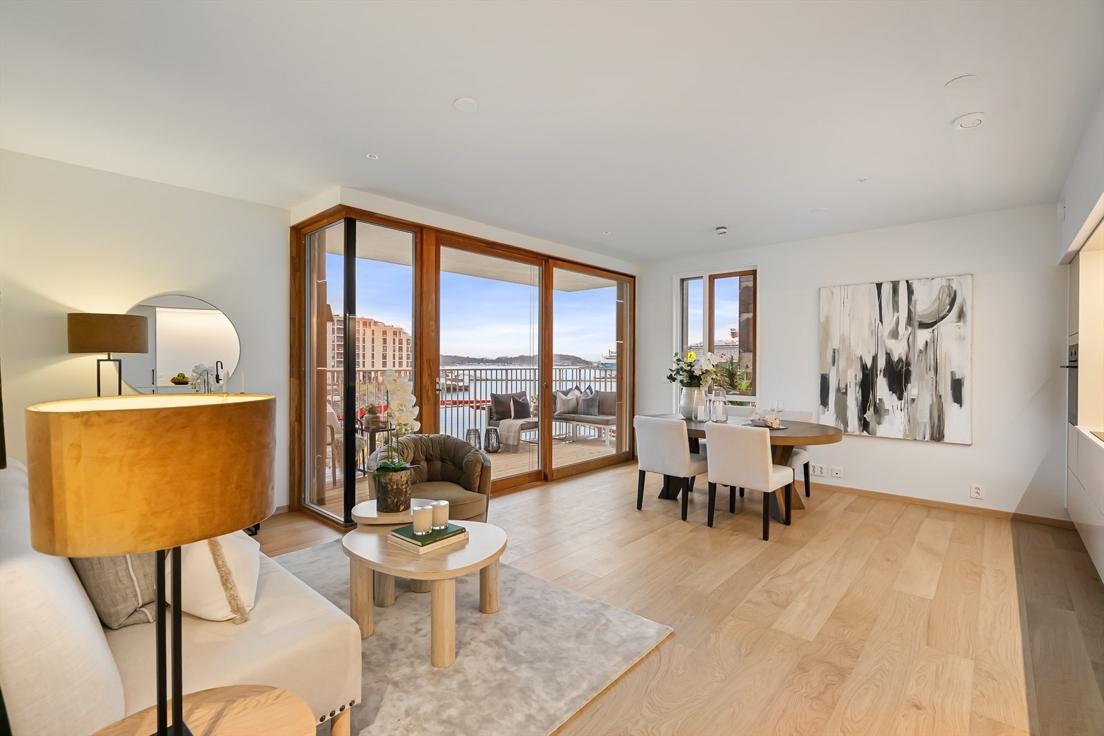 Leiligheten har god takhøyde på 2,61m og vinduer fra gulv til tak. Galleribilde