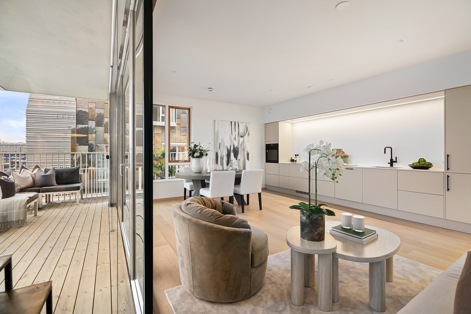 Stuen er romslig og har god plass til flere soner som spisebord og sofagruppe. Galleribilde