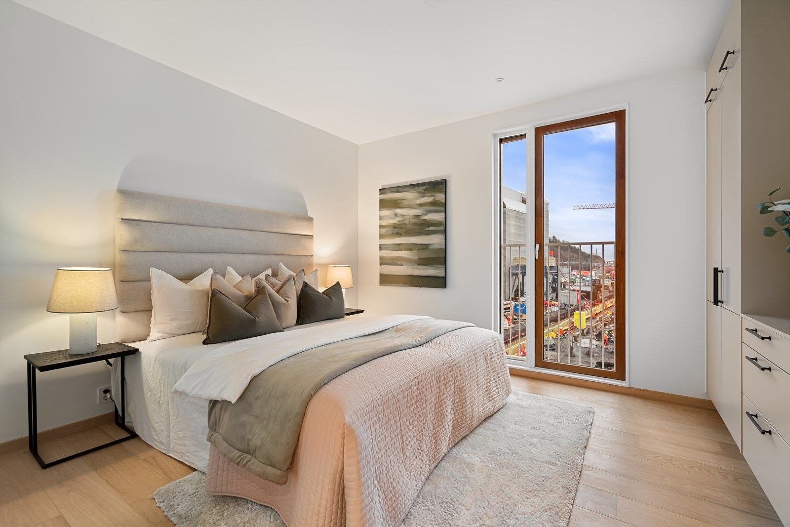 Romslig hovedsoverom med god plass til dobbeltseng og tilhørende møblement. Det er utvendige screens på begge soverommene. Galleribilde