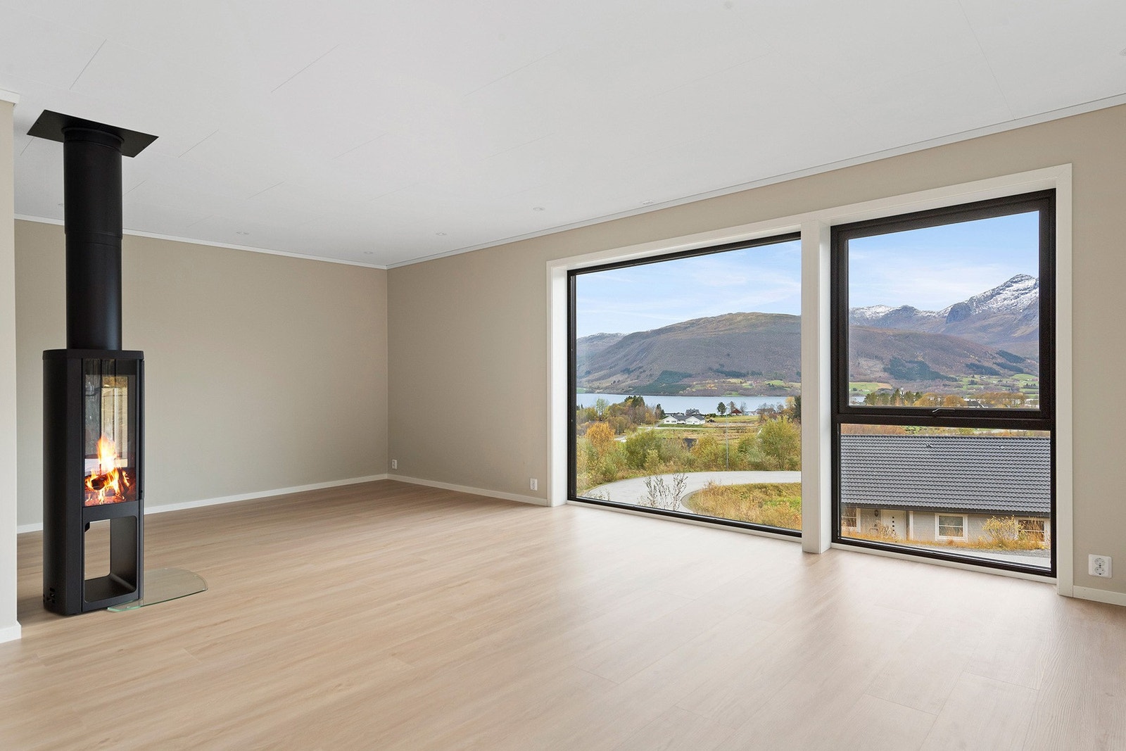 Hovedrommene ligger i øvre etasje med full utbytte av en flott utsikt Galleribilde