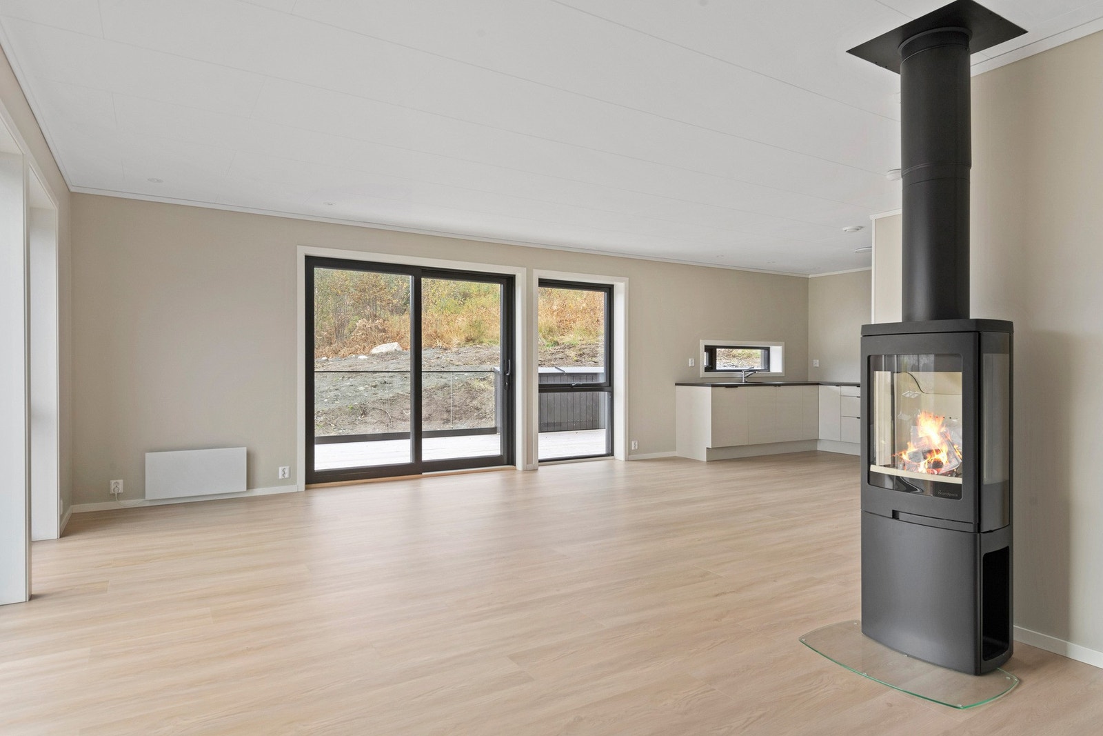 Boligen har vedfyring og balansert ventilasjonsanlegg. Direkte utgang fra stue/kjøkken til ekstra stor terrasse Galleribilde