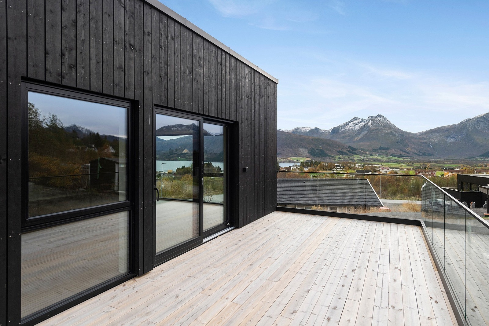 Romslig og lang terrasse vendt mot vest og ettermiddagssol Galleribilde