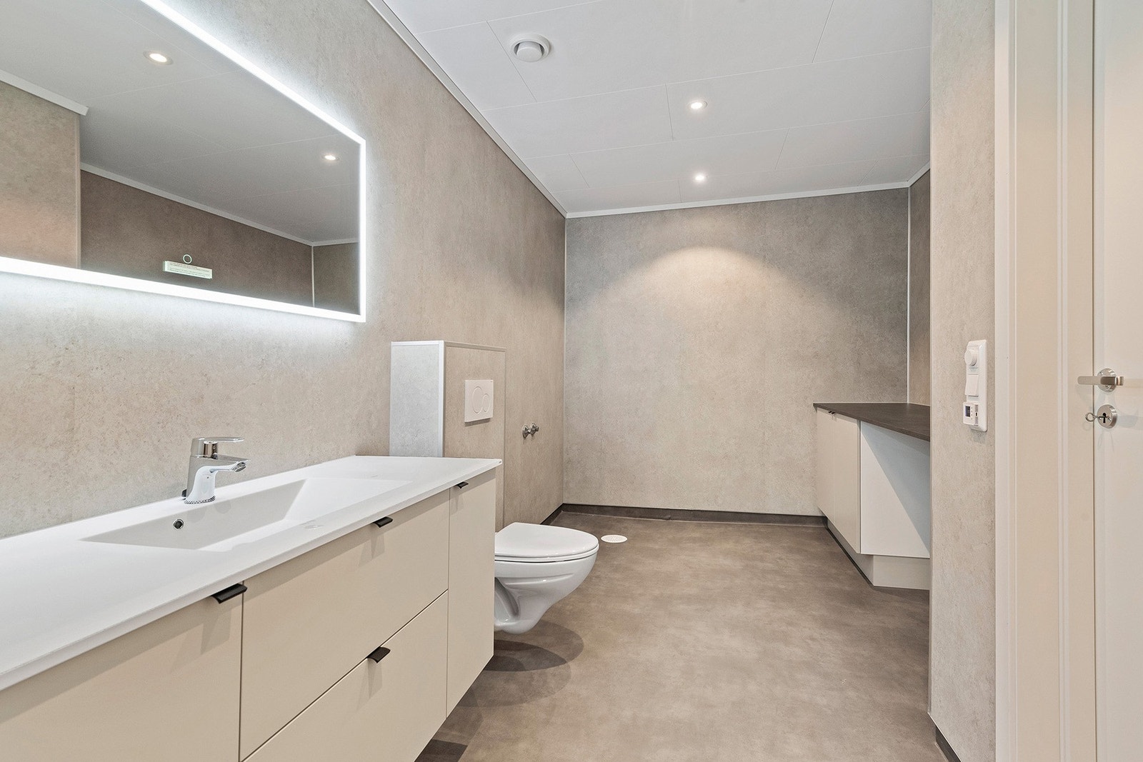 Bad nr. 2 er fullt utstyrt samt ekstra innredning og opplegg for vaskemaskin Galleribilde