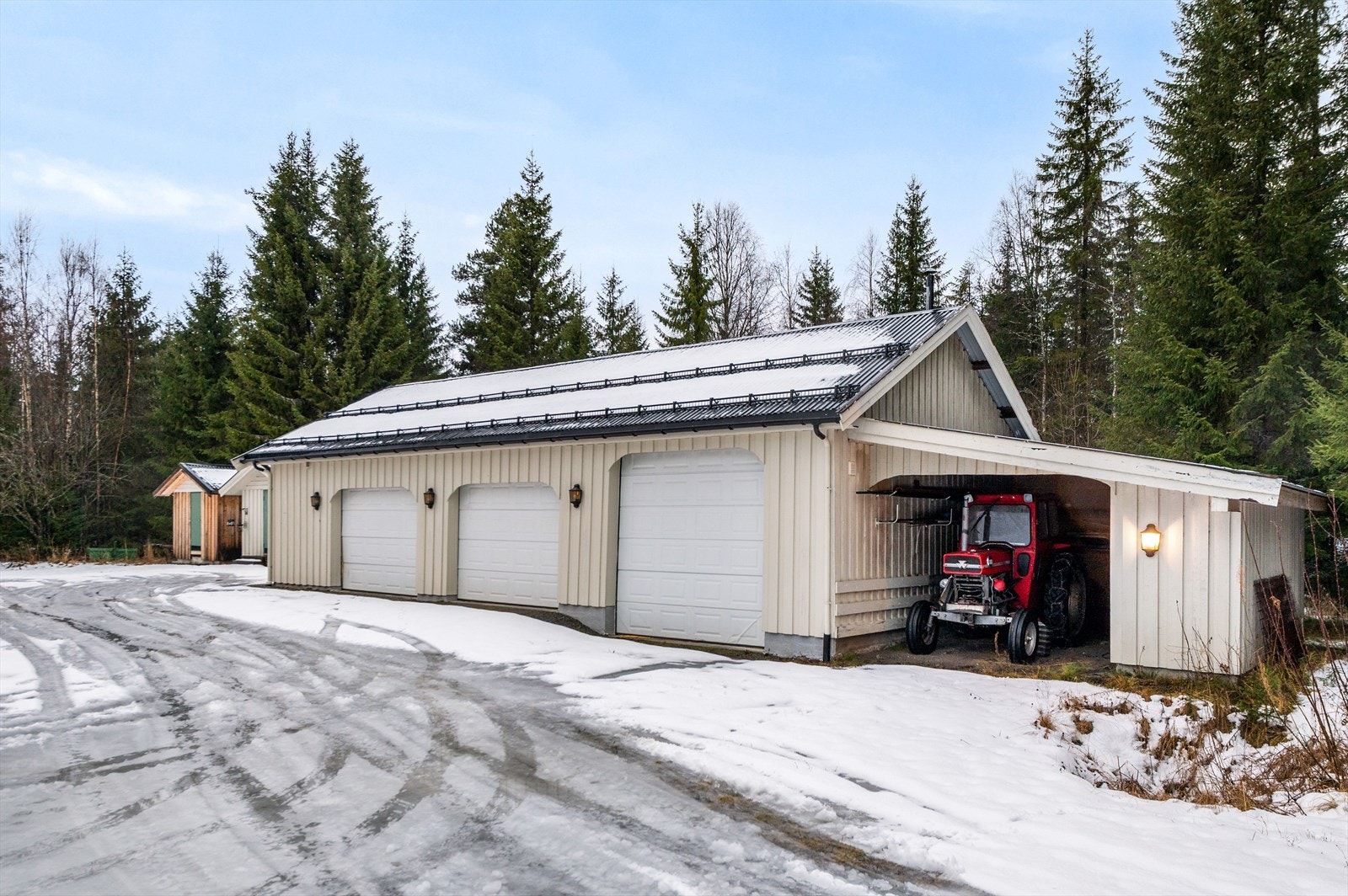 Romslig garasje med god plass til biler, oppbevaring og hobbyvirksomhet. Galleribilde