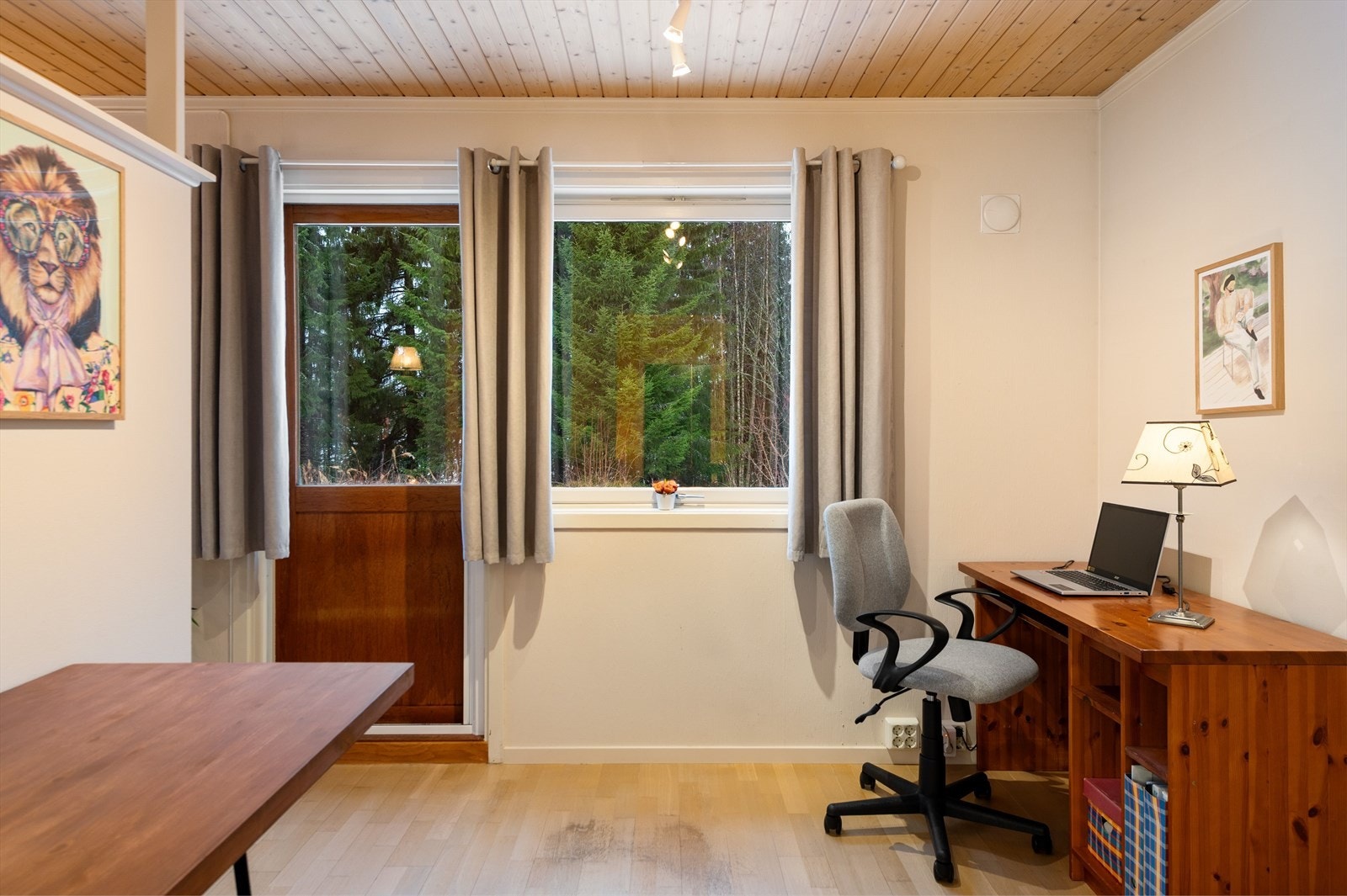 Romslig kontor. Galleribilde