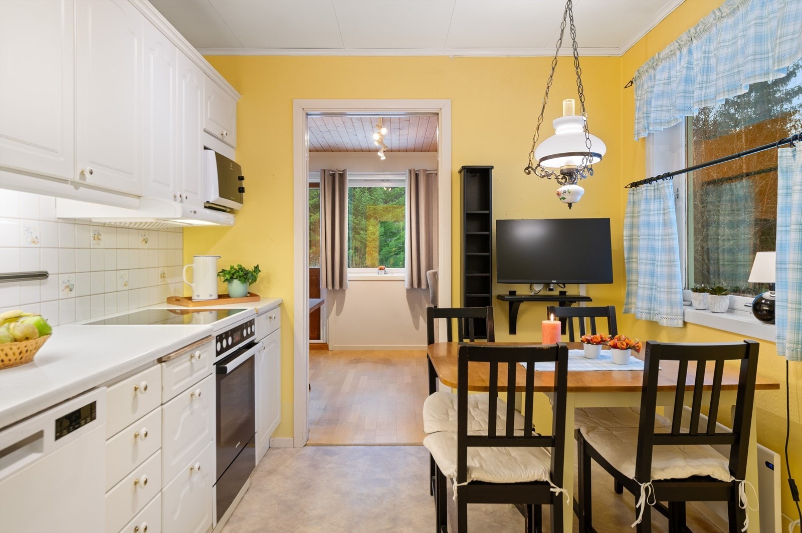 Lyst kjøkken med god plass til spiseplass. Galleribilde