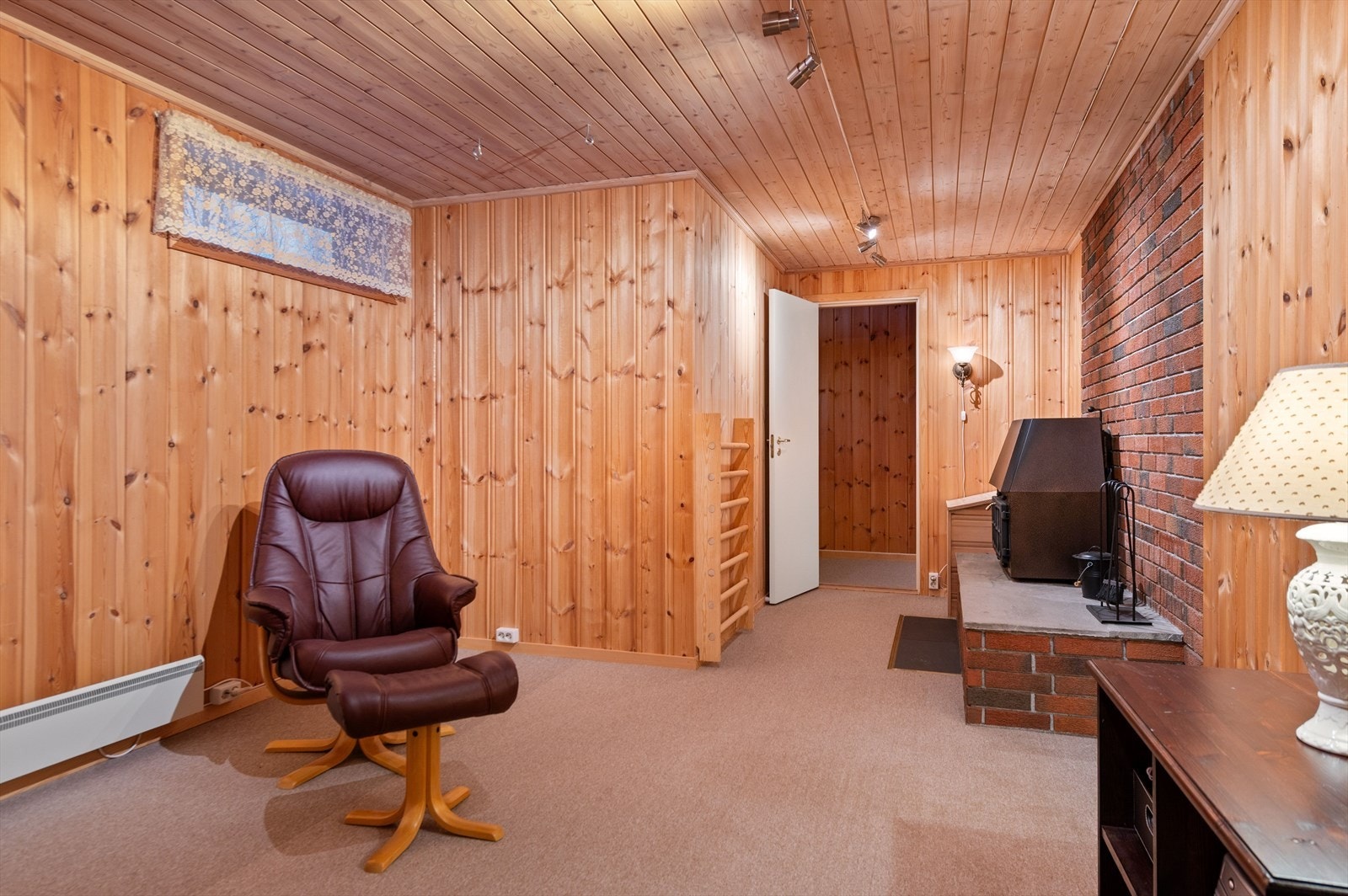 Romslig kjellerstue. Galleribilde