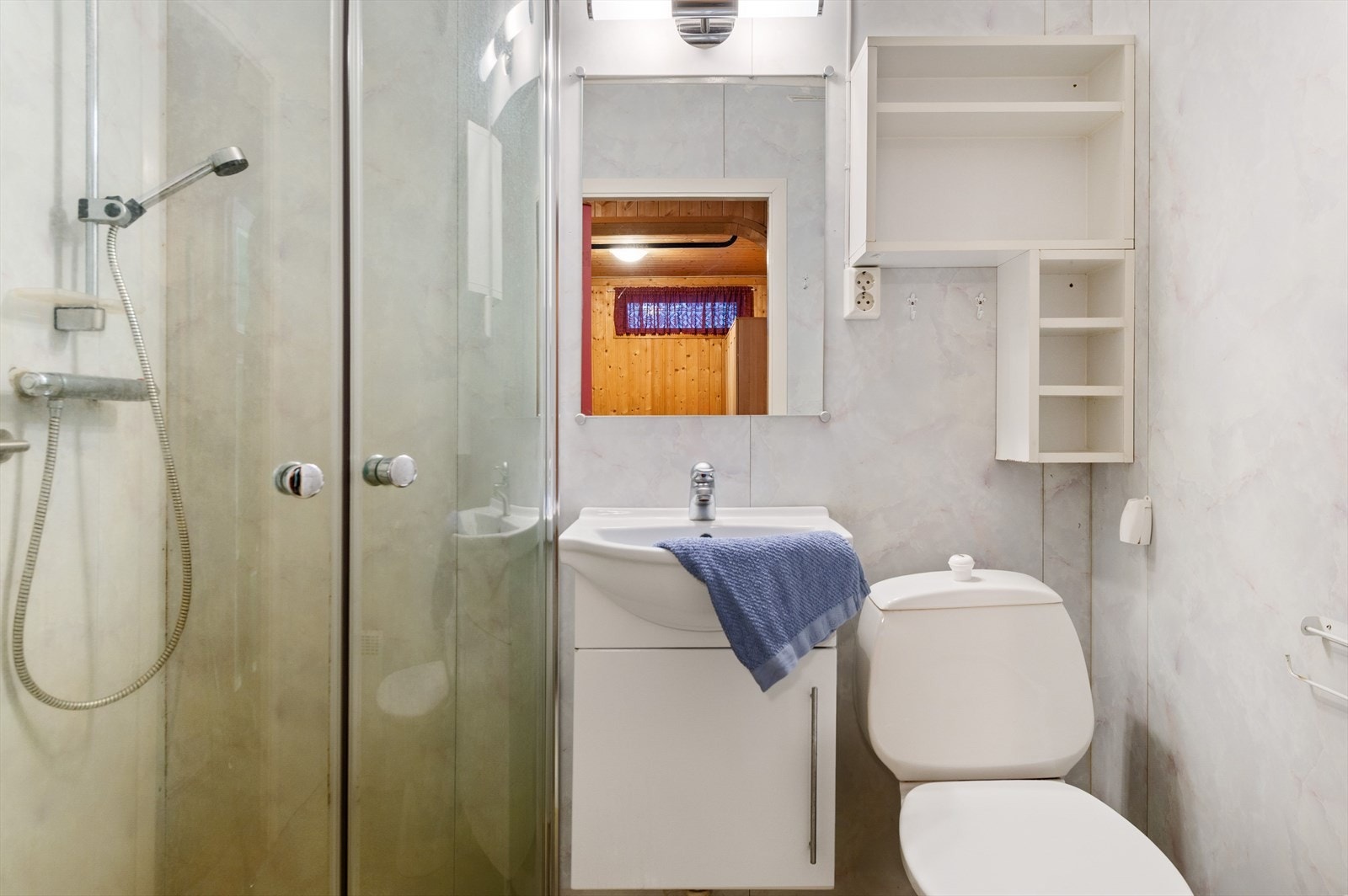 Bad i kjeller med belegg på gulv, baderomsplater på vegg og panel i himling. Galleribilde