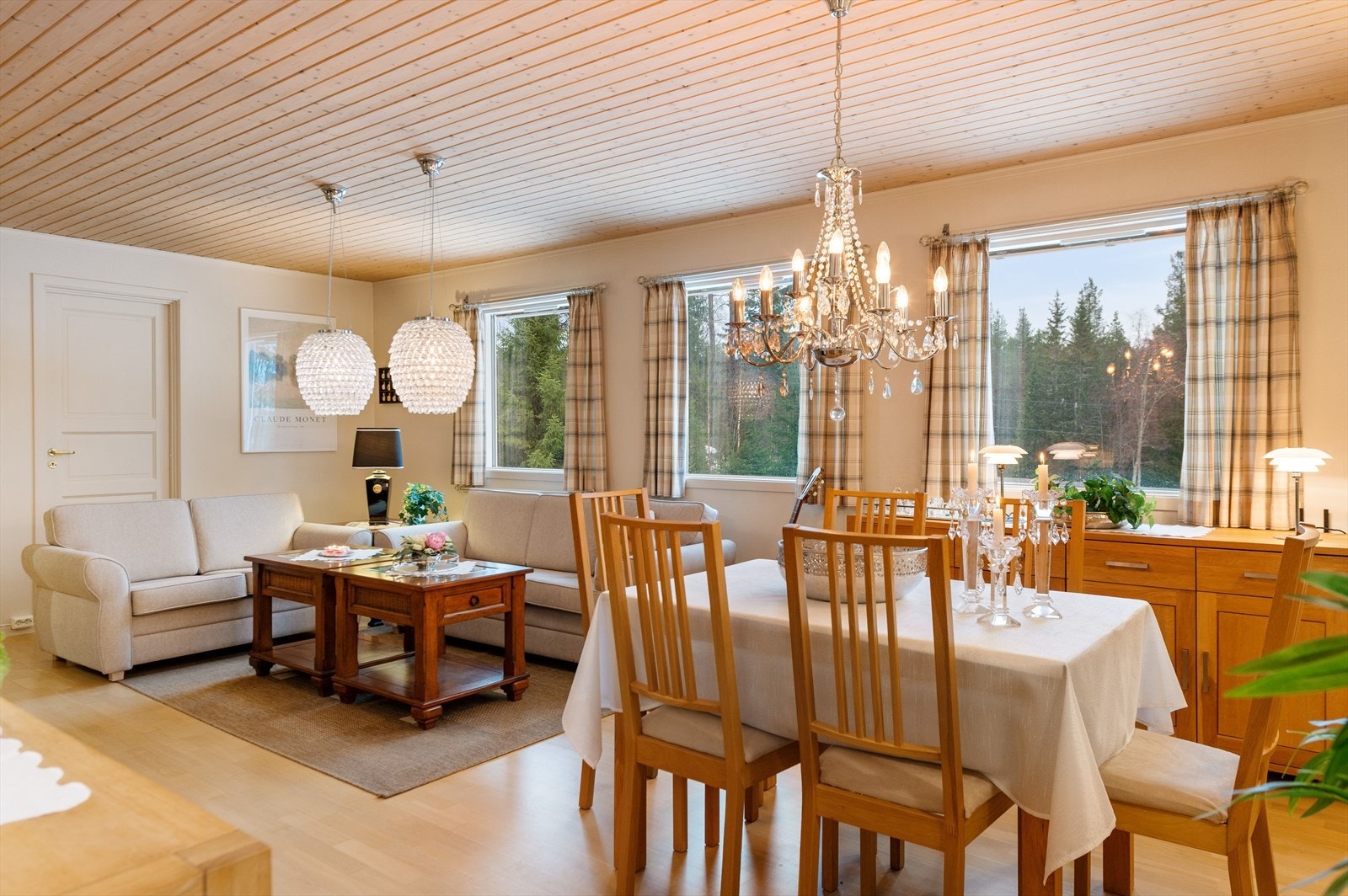 Spisestue med plass til hele familien. Galleribilde