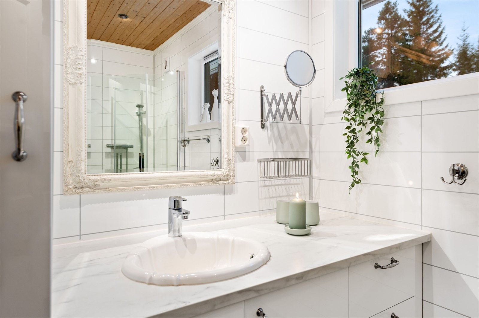 Rommet har innredning med servant med underskap, høyskap, dusjkabinett, og innebygget wc. Galleribilde