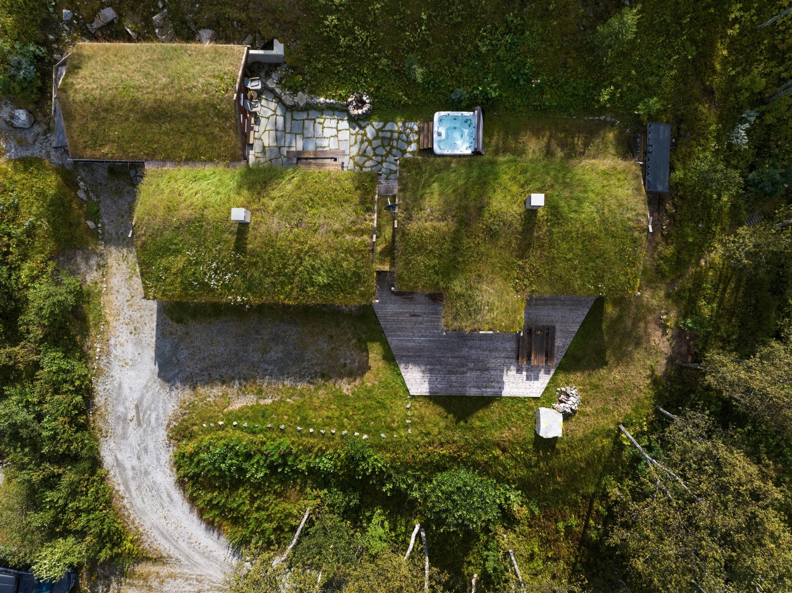 En innholdsrik o gpåkostet eiendom med flotte utearealer. Galleribilde