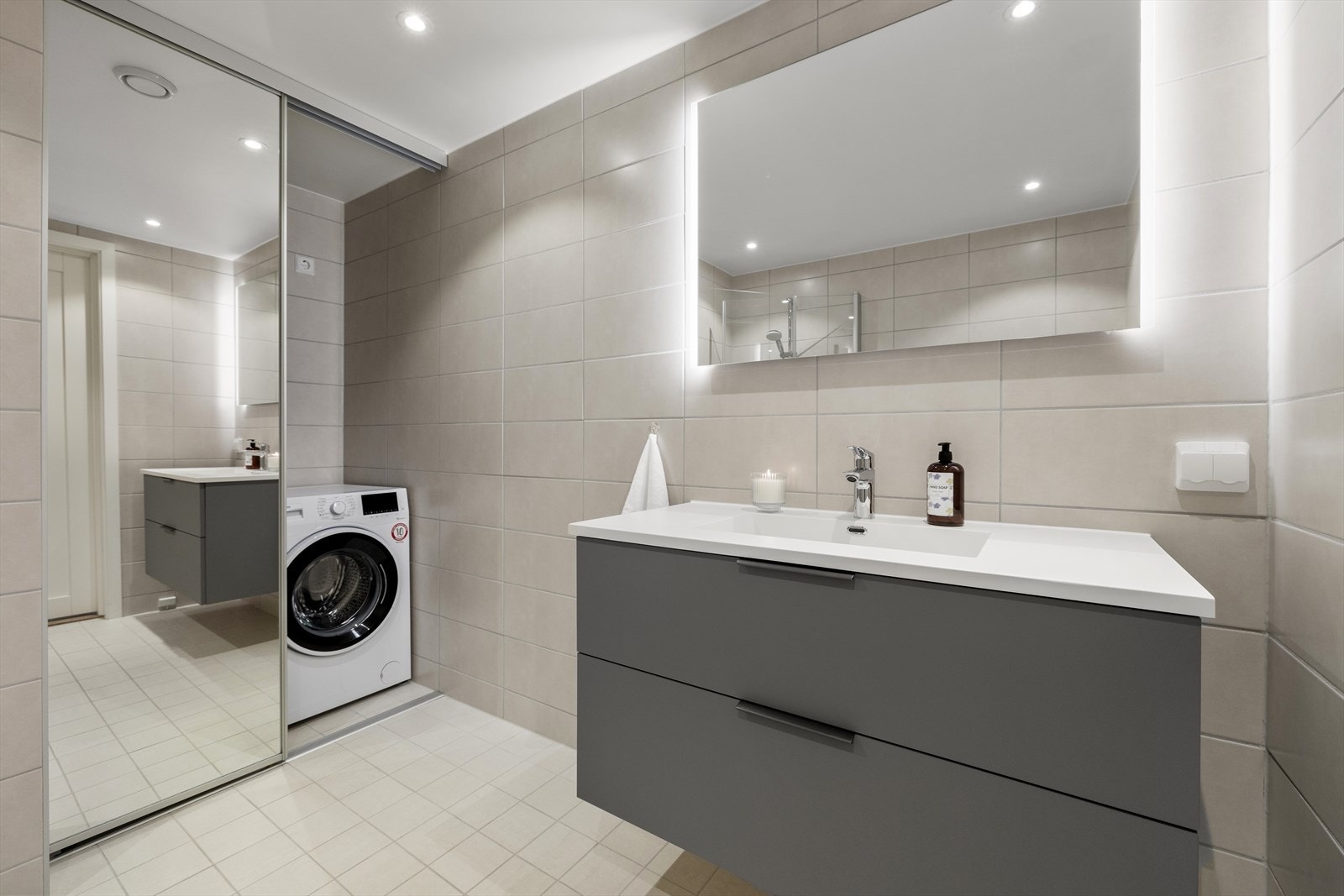 Flott flislagt bad med elektriske varmekabler i gulv. Galleribilde