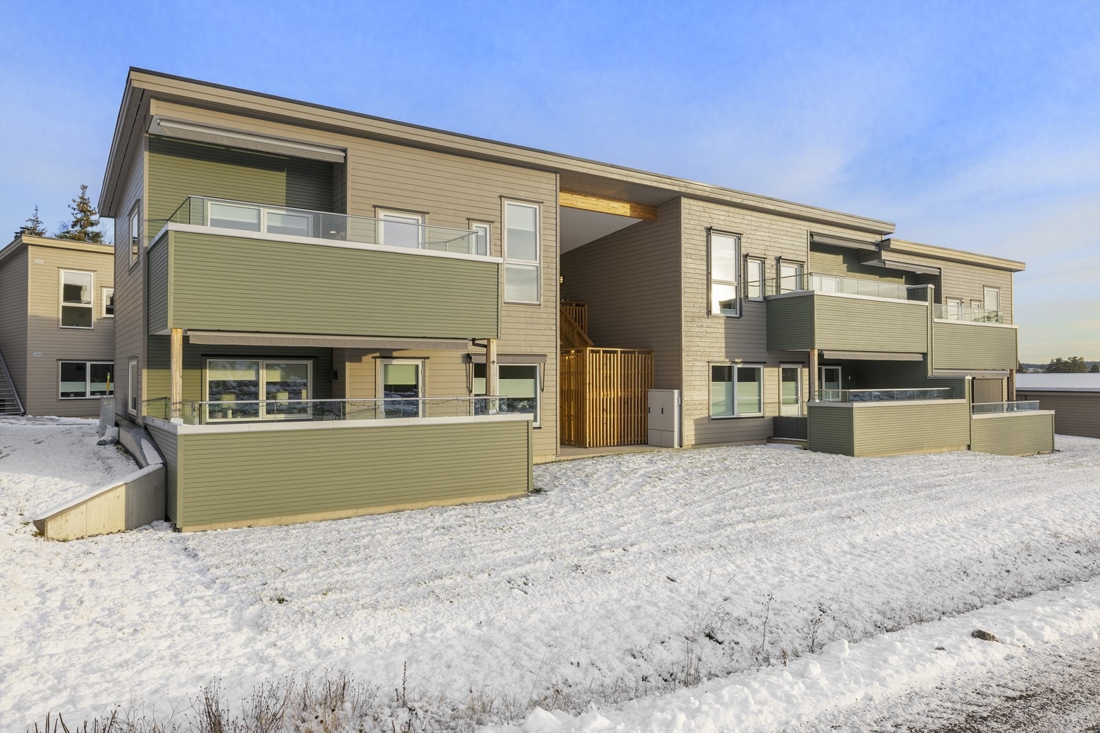 Leiligheten ligger i 2.etg og har en koselig balkong. Det følger også med en bod rett utenfor inngangsdøra, samt fast parkeringsplass. Galleribilde