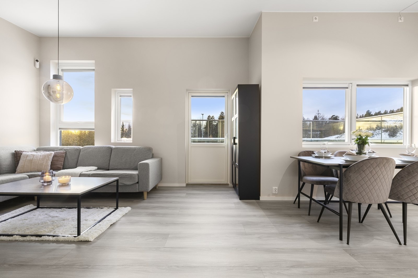 Det er åpen stue og kjøkkenløsning som bidrar til å skape en sosial og luftig atmosfære. Galleribilde