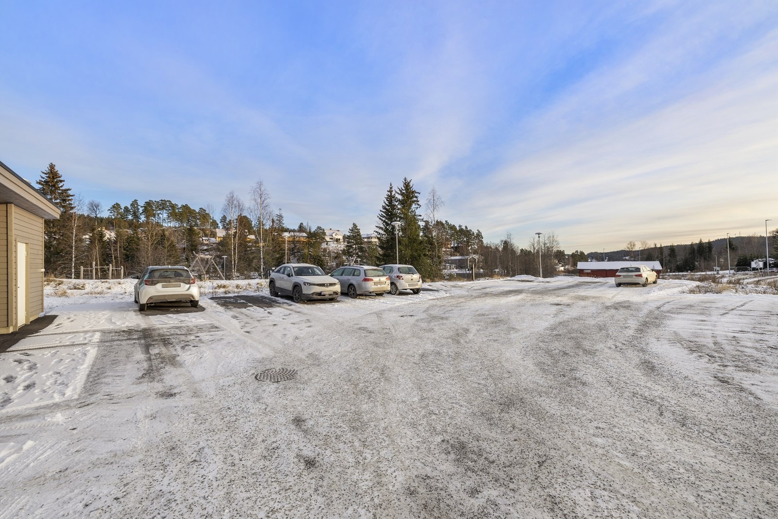 Det medfølger en parkeringsplass. Mulighet for å etablere ladepunkt for elbil. Galleribilde