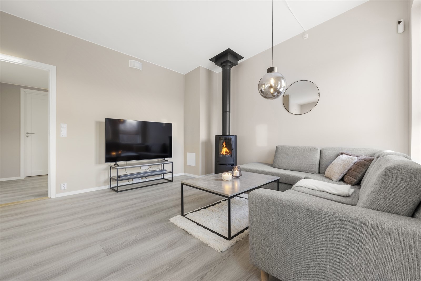 Stuen har rom til flere møbleringsmuligheter for å skape den stuen du selv ønsker. Galleribilde