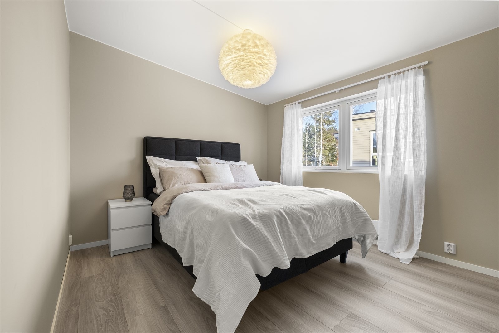 Videre byr leiligheten på et romslig soverom med god plass til stor seng og tilhørende møblement. Galleribilde