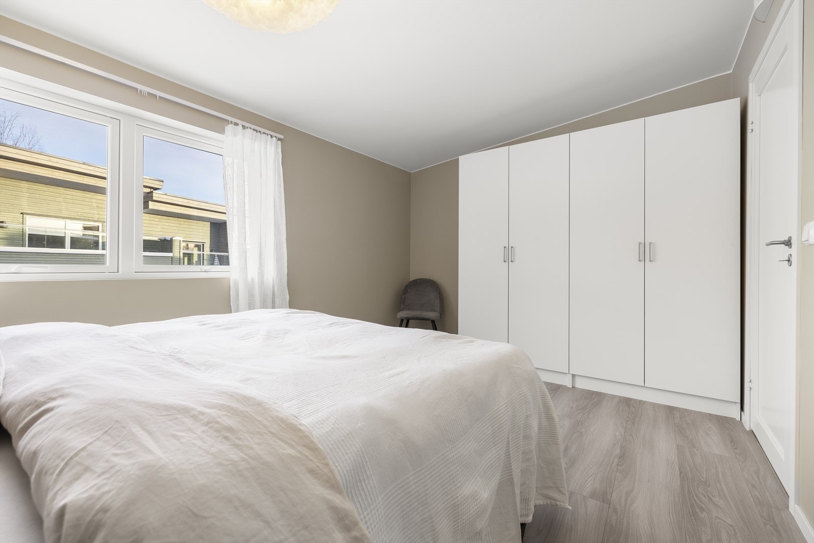 Rommet er ikledd lune og behagelige farger. Rommet har god plass til garderobeløsning. Vindu er vendt mot bakgården. Galleribilde