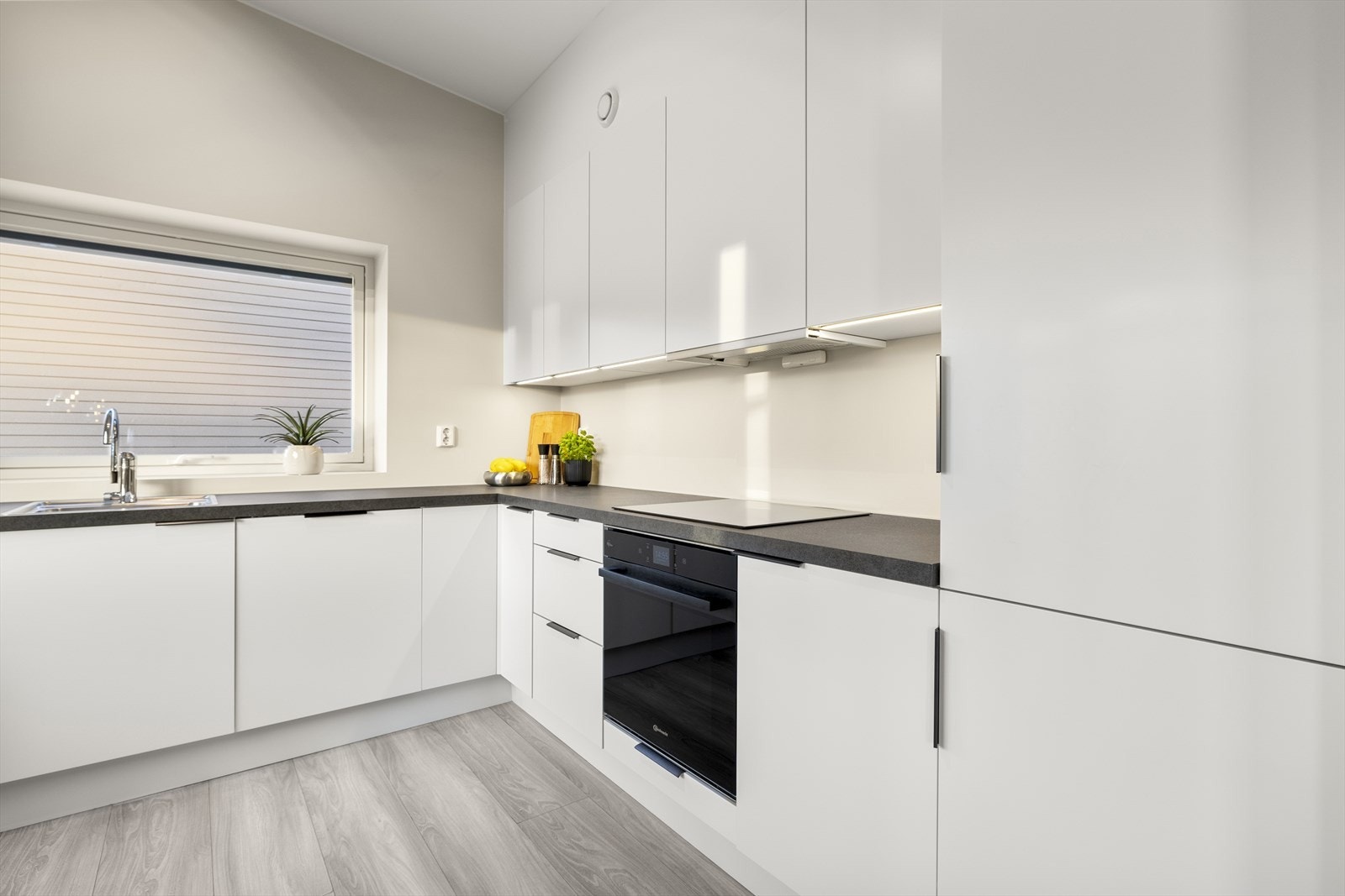 Kjøkkenet har gode arbeidsflater og godt med skapplass. Galleribilde