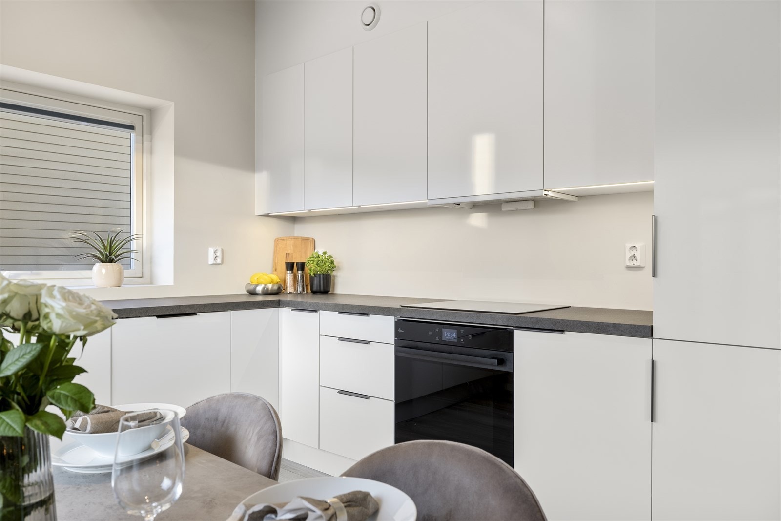 Kjøkkenet er innredet i en praktisk form og har godt med skap- og benkeplass. Galleribilde