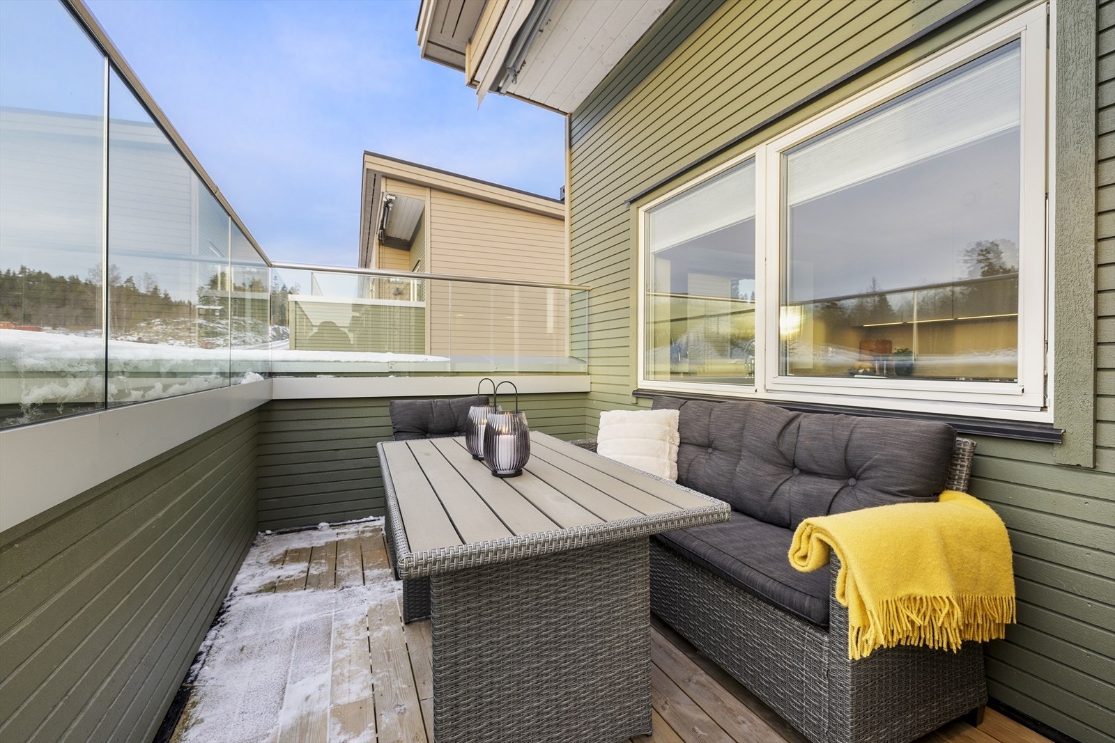 Fra stuen er det utgang til syd-vestvendt balkong på ca. 10 m². Galleribilde