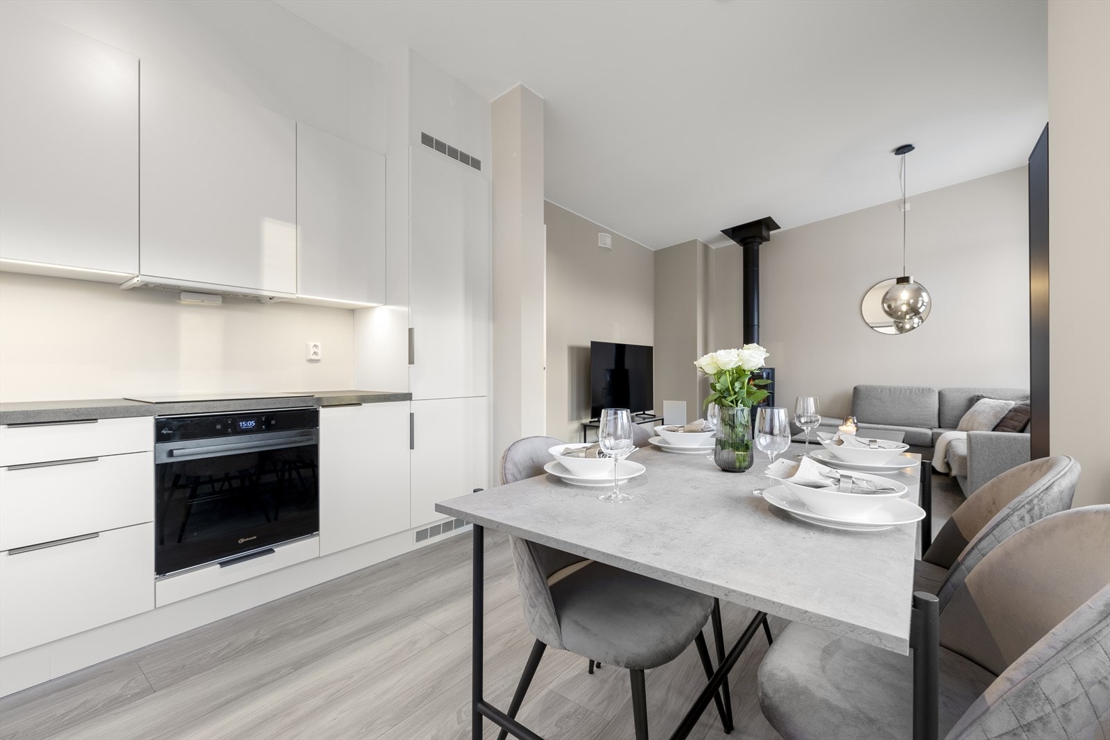 Videre er det integrert kjøl/fryseskap, oppvaskmaskin, komfyr, platetopp, vannstoppsystem og komfyrvakt. Galleribilde