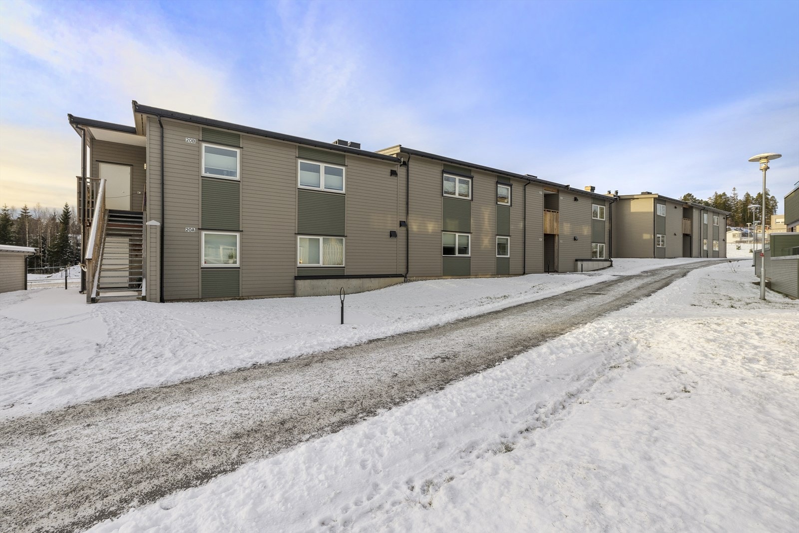 Leiligheten ligger i et nytt, veletablert og barnevennlig område. Boligen har kort vei til badeplassen Vik (ca. 500m). Meld deg på visning eller ta kontakt med megler Johan Offigstad (47681654)! Galleribilde