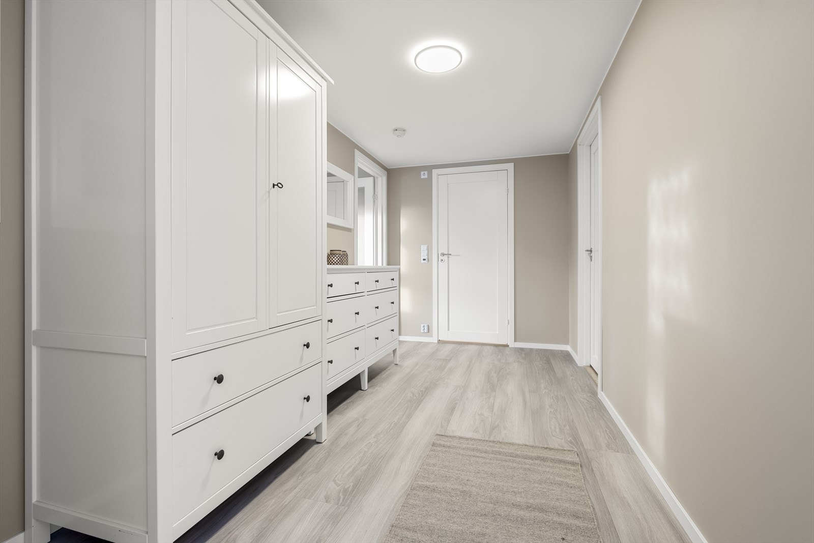 Her ønskes du velkommen inn i en romslig og lys entré med god plass til å oppbevare ytterklær og sko. Galleribilde