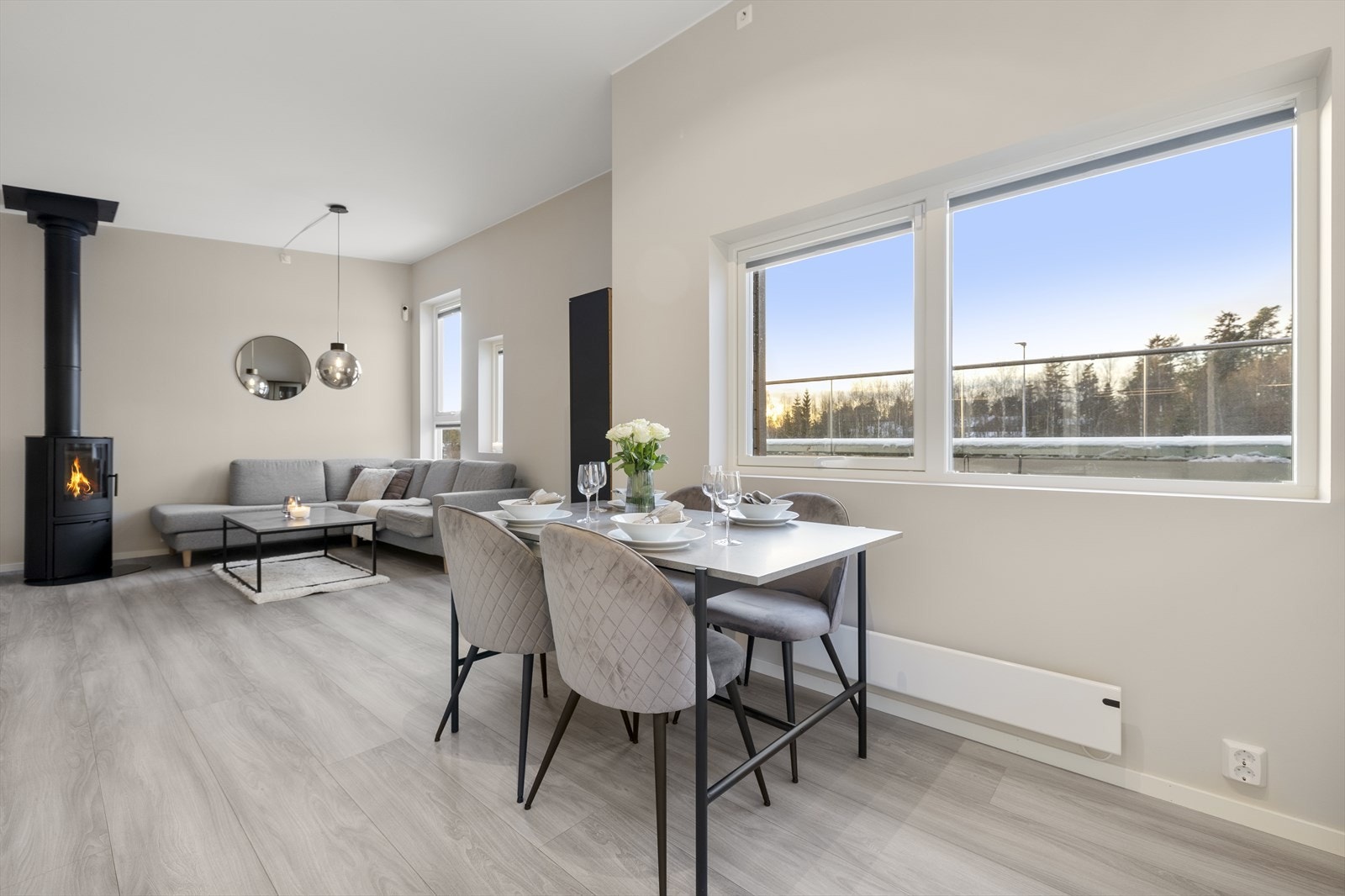 Her er det god takhøyde og store vindusflater som slipper inn mye naturlig lys og skaper en luftig og god atmosfære i rommet. Galleribilde