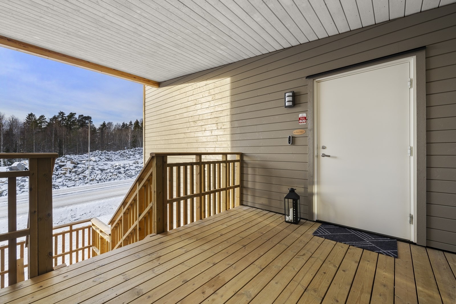 Det er adkomst til leiligheten som ligger i 2. etasje via trapp. Boligen har også en utvendig bod rett ved inngangsdøren. Galleribilde