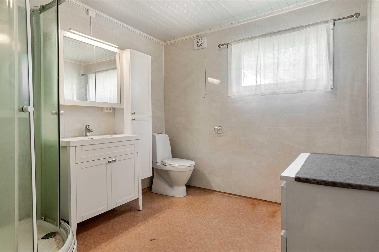 Bad med dusjkabinett. Galleribilde