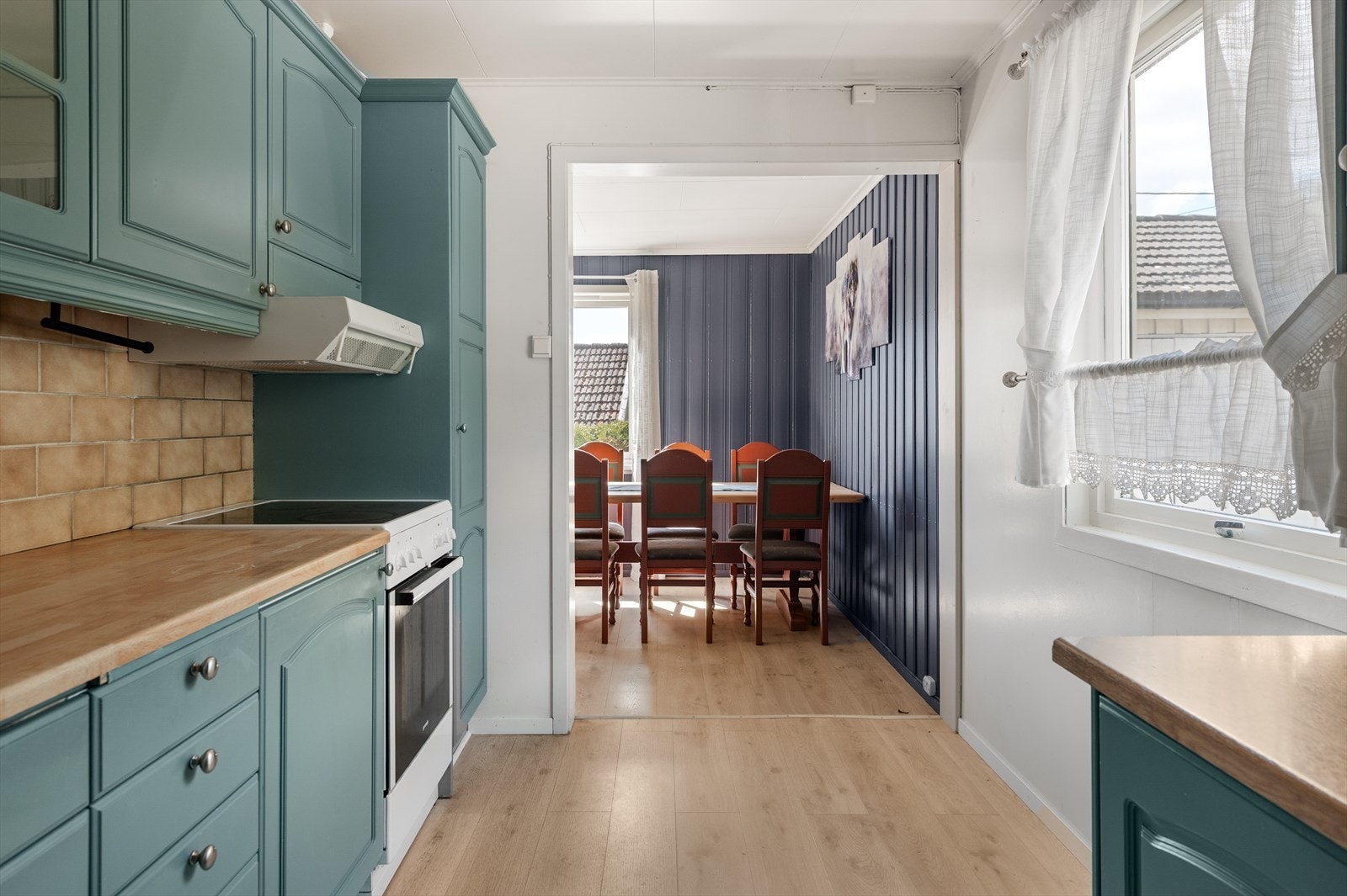 Spisestue i fin tilknytning til kjøkkenet. Galleribilde