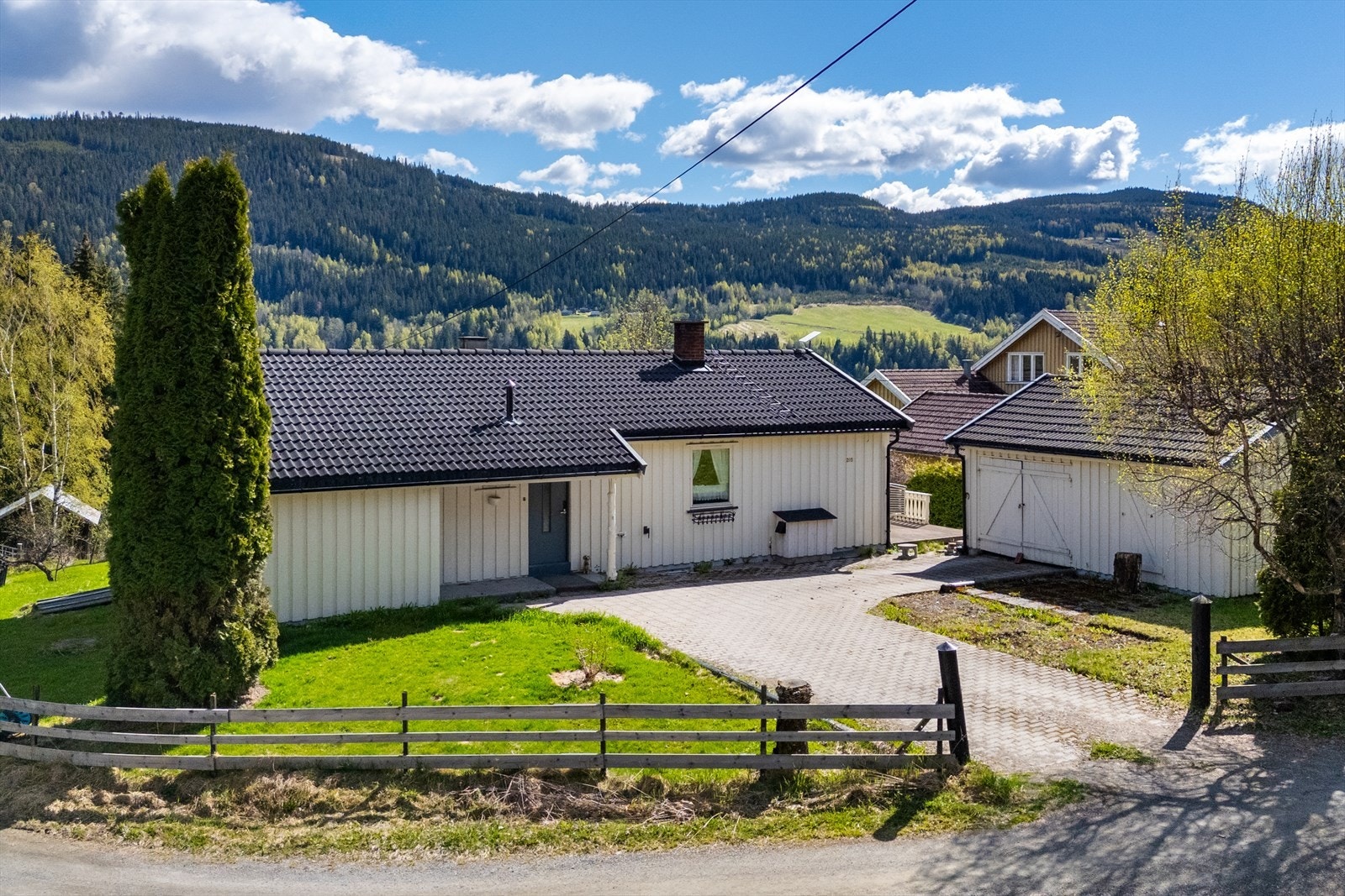 Belegningsstein på gårdsplassen. Galleribilde