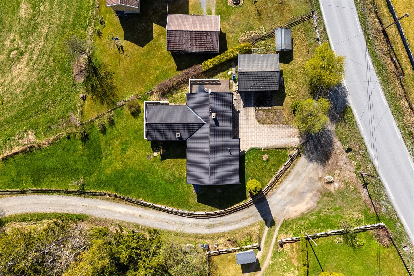 Inngjerdet tomt. Galleribilde