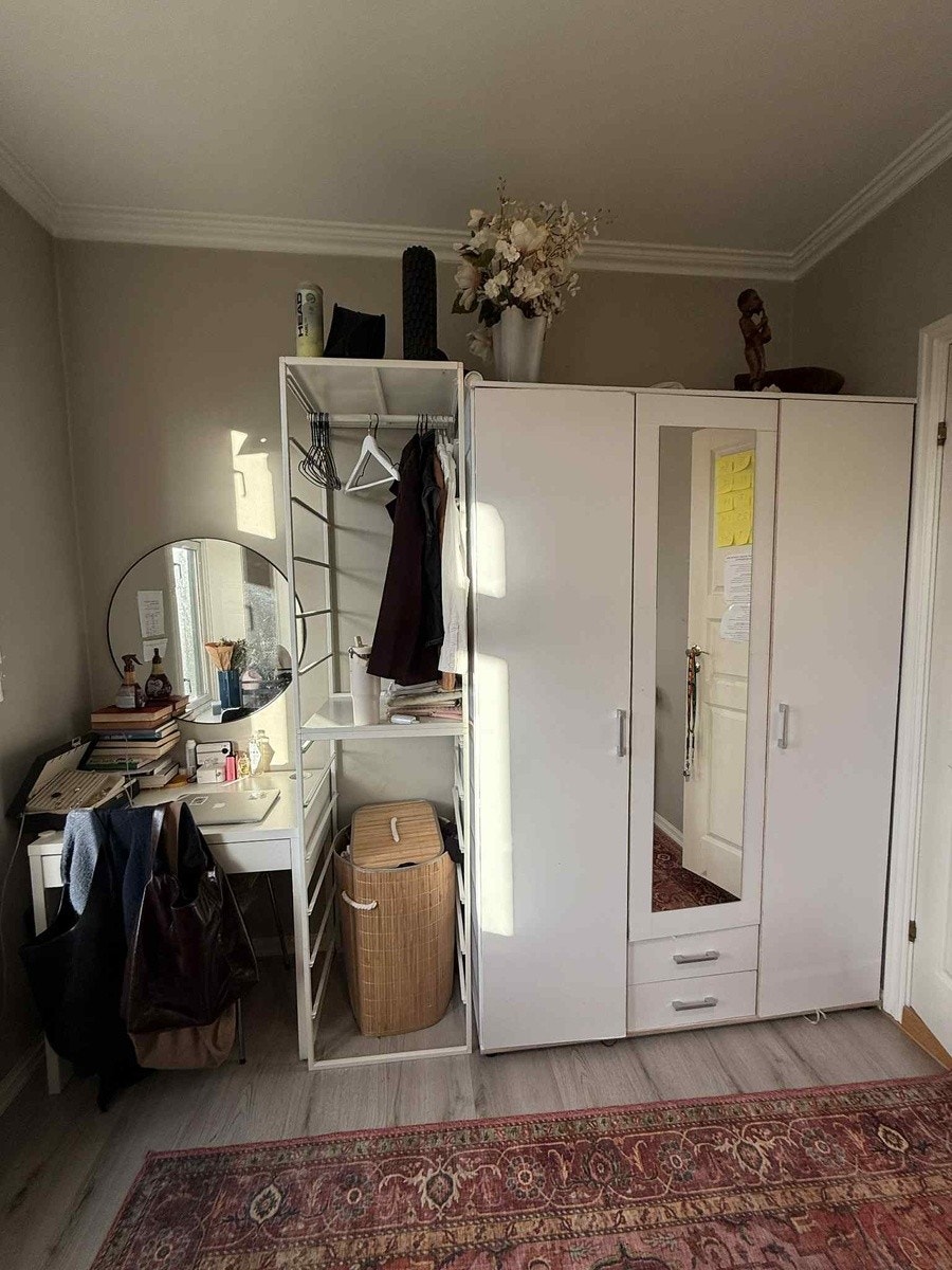 Garderobeskap medfølger Galleribilde