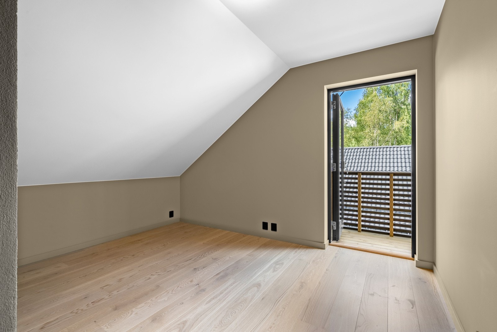 Begge soverommene i loftetasjen har utgang til en balkong på 2,6 kvm. Et lunt område med flott utsikt og plass til en liten sittegruppe Galleribilde