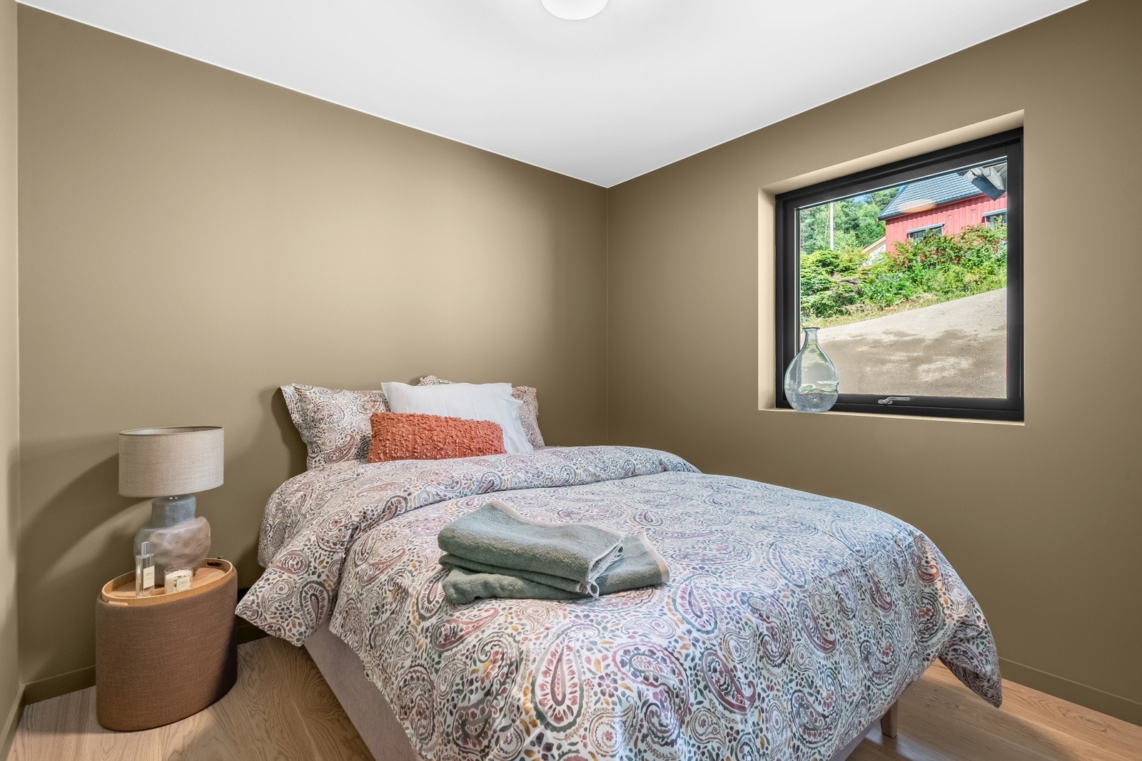 Hovedsoverommet er romslig med plass til en garderobeløsning, dobbeltseng og nattbord Galleribilde