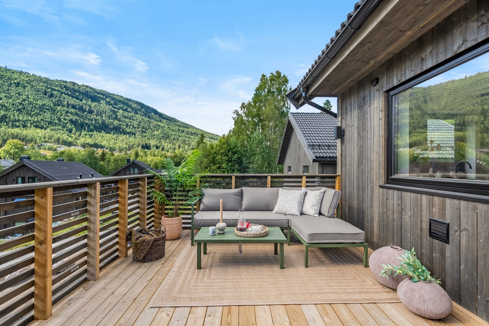 Fra stuen er det utgang til sydvestvendt balkong på ca. 14 kvm Galleribilde