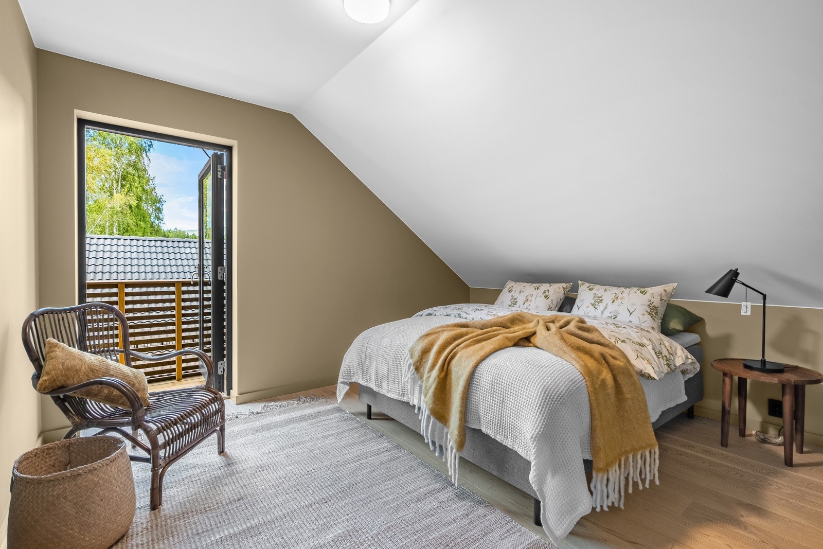 Begge soverommene i loftetasjen har utgang til en balkong på 2,6 kvm. Et lunt område med flott utsikt og plass til en liten sittegruppe Galleribilde