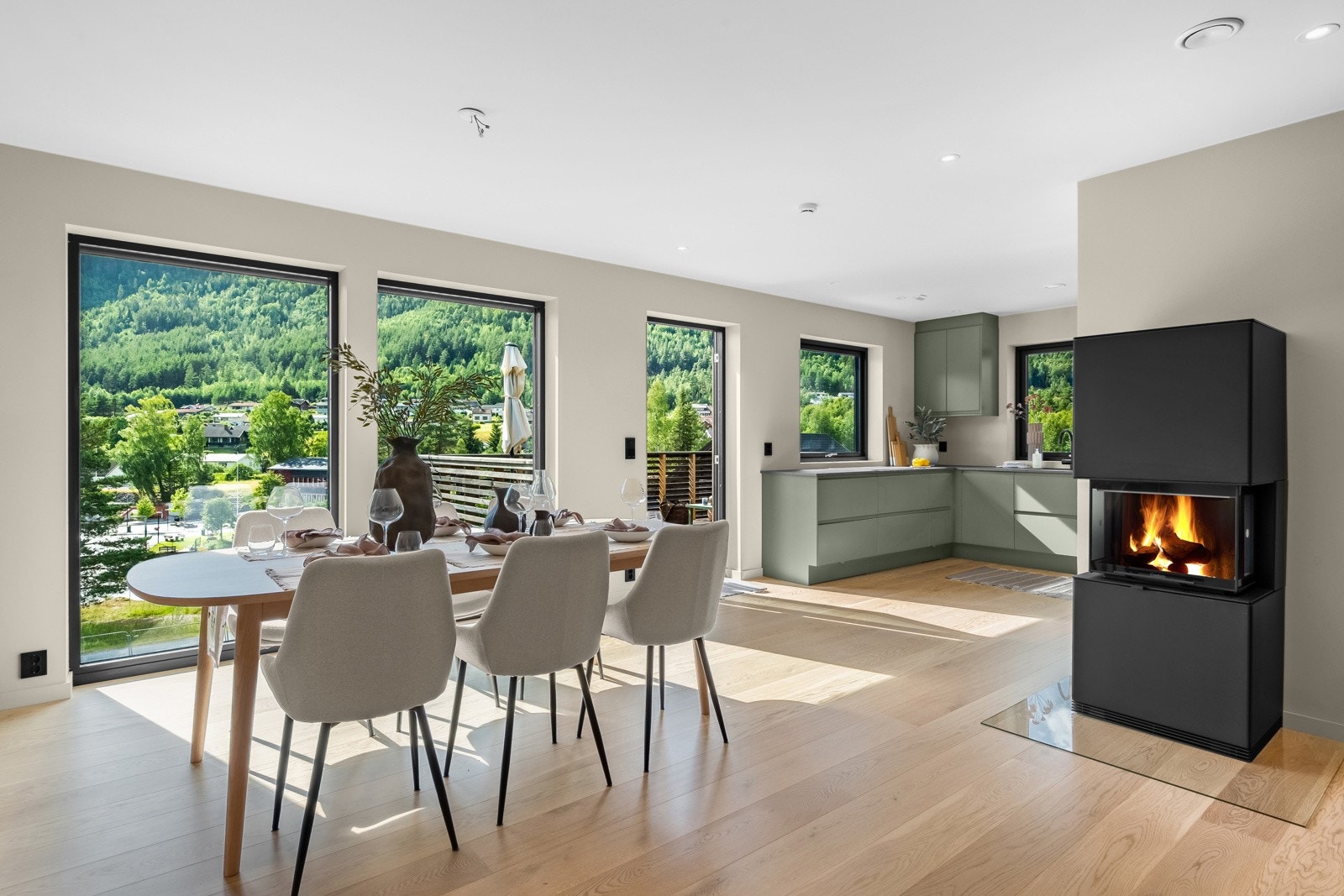 Stuen er preget av store vindusflater og fint utsyn som skaper en luftig og lys atmosfære. Rommet er malt i en moderne, dempet fargetone, og har 1-stavs parkett Galleribilde
