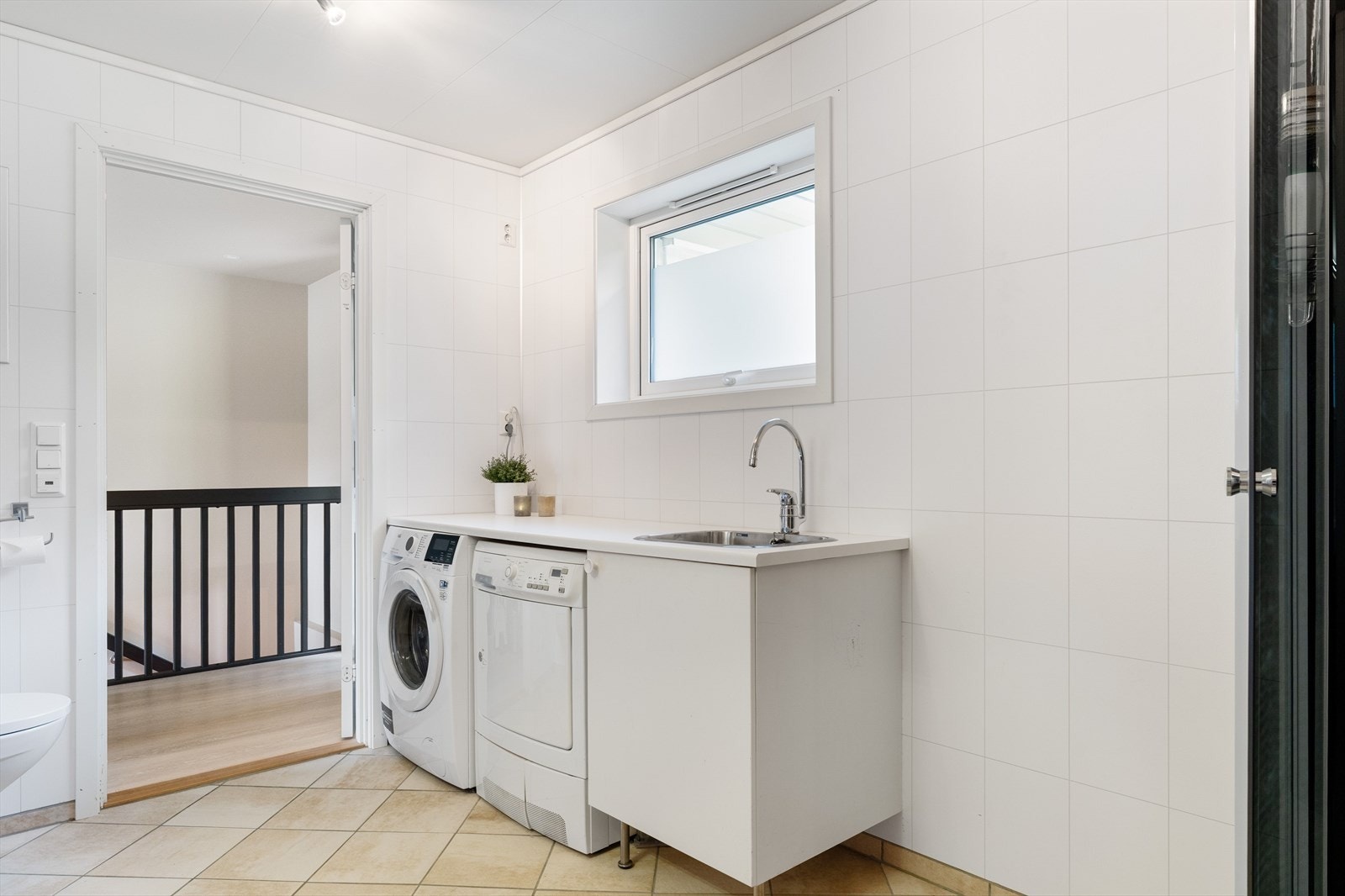 Det er også egen vaskeavdeling på badet, med bred benk, nedfelt utslagsvask og opplegg for vaskemaskin. Galleribilde