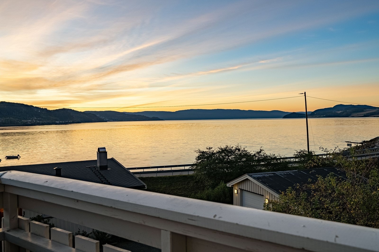 Eiendommen er meget solrik. Midtsommers har man solen fra morgenen og helt til solnedgang. Galleribilde