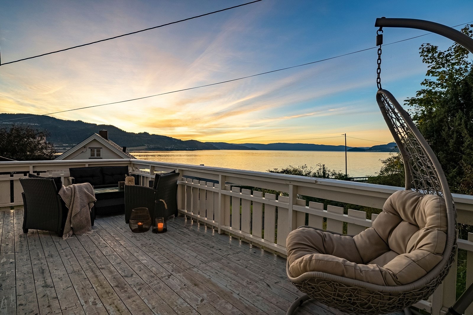 Fra stuen er det utgang til en stor terrasse på ca. 25 kvm, hvor du kan nyte gode solforhold i hyggelige omgivelser. Galleribilde